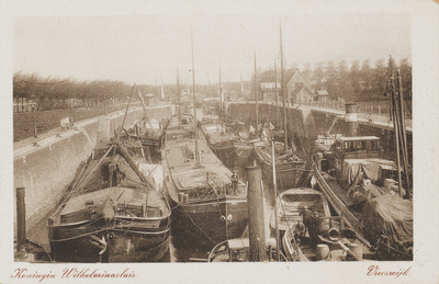 130379 Afbeelding van schepen in de Koninginnensluis te Vreeswijk.N.B. De gemeente Vreeswijk is per 1 juli 1971 gevoegd ...